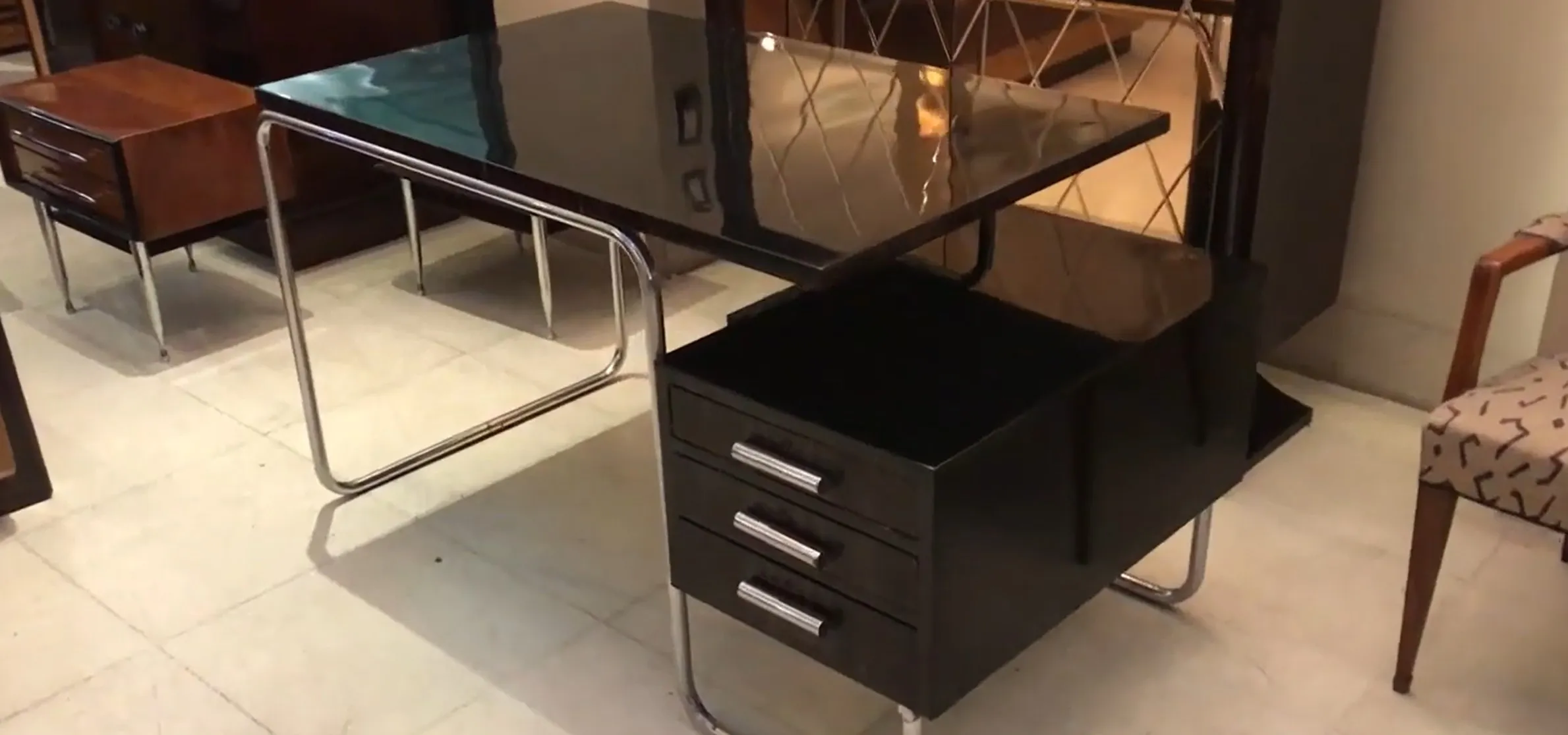 antiker schreibtisch mit modernem design und schubladen