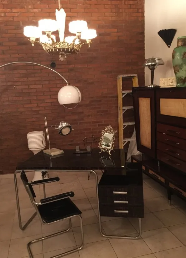 bureau ancien marcel breuer dans un cadre élégant avec lampe et décoration