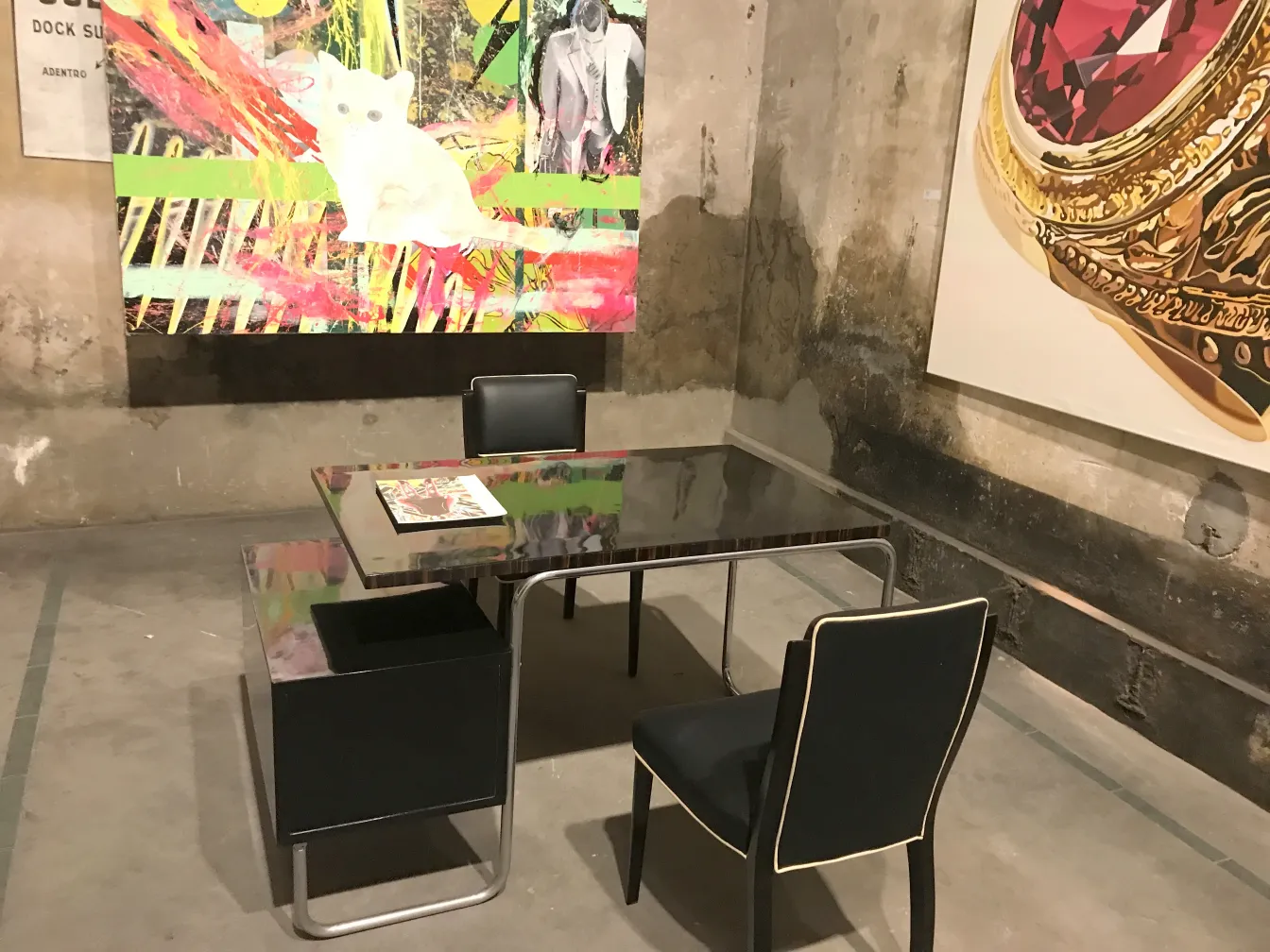 scrivania antica di marcel breuer con sedie nere