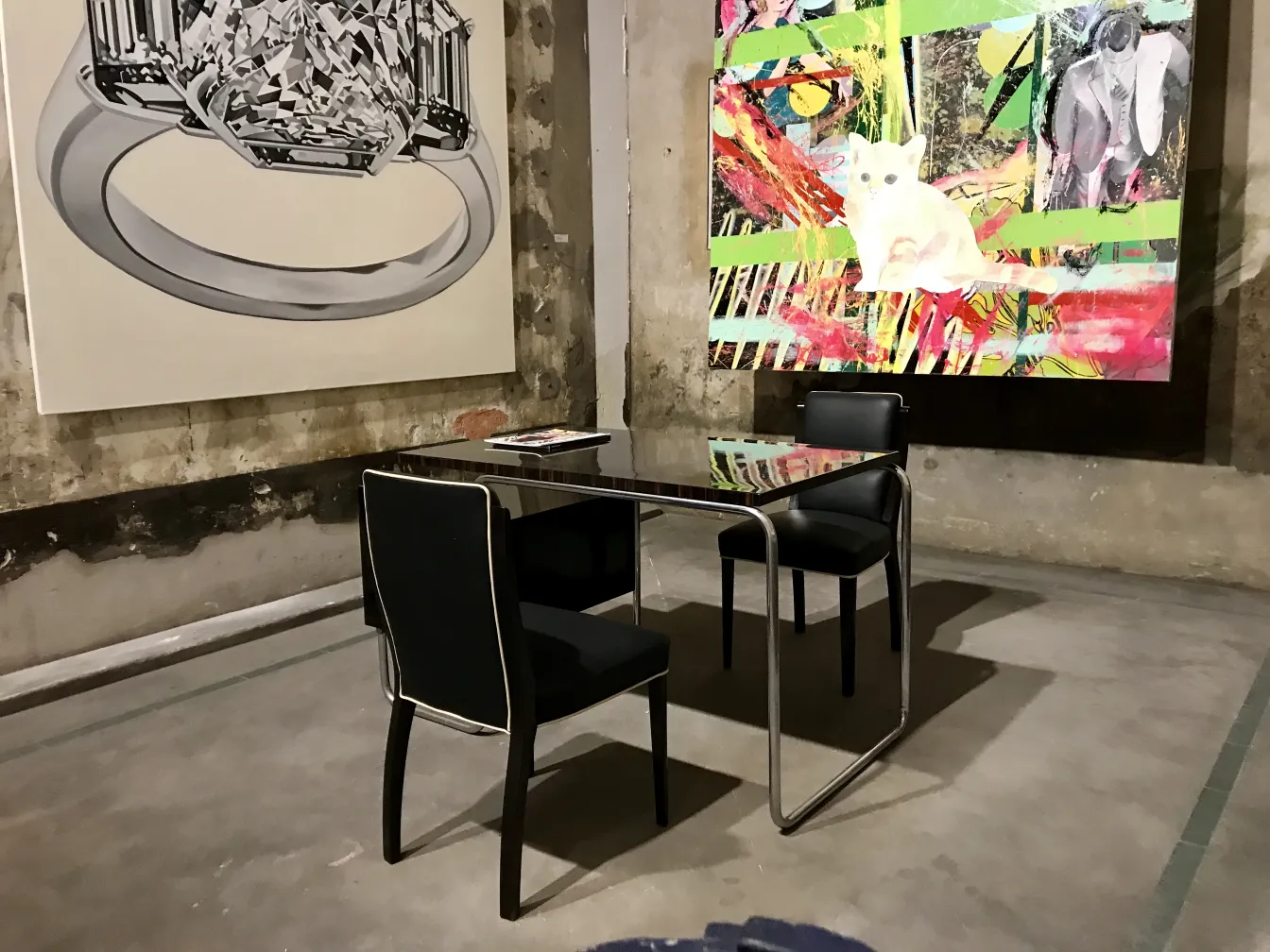 Bureau ancien de Marcel Breuer, couleur noire, dans un cadre artistique.