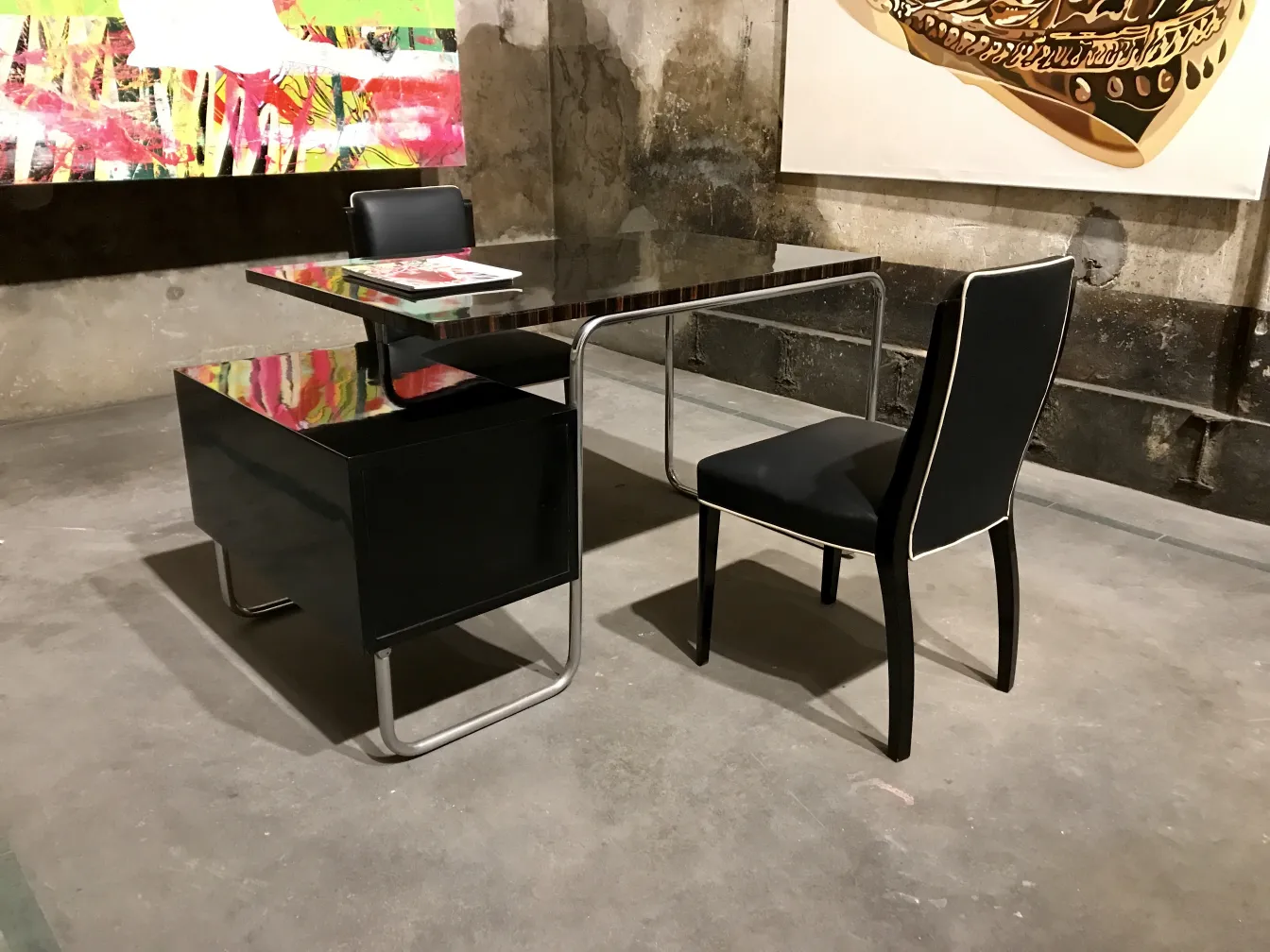 bureau ancien avec design élégant et chaise noire