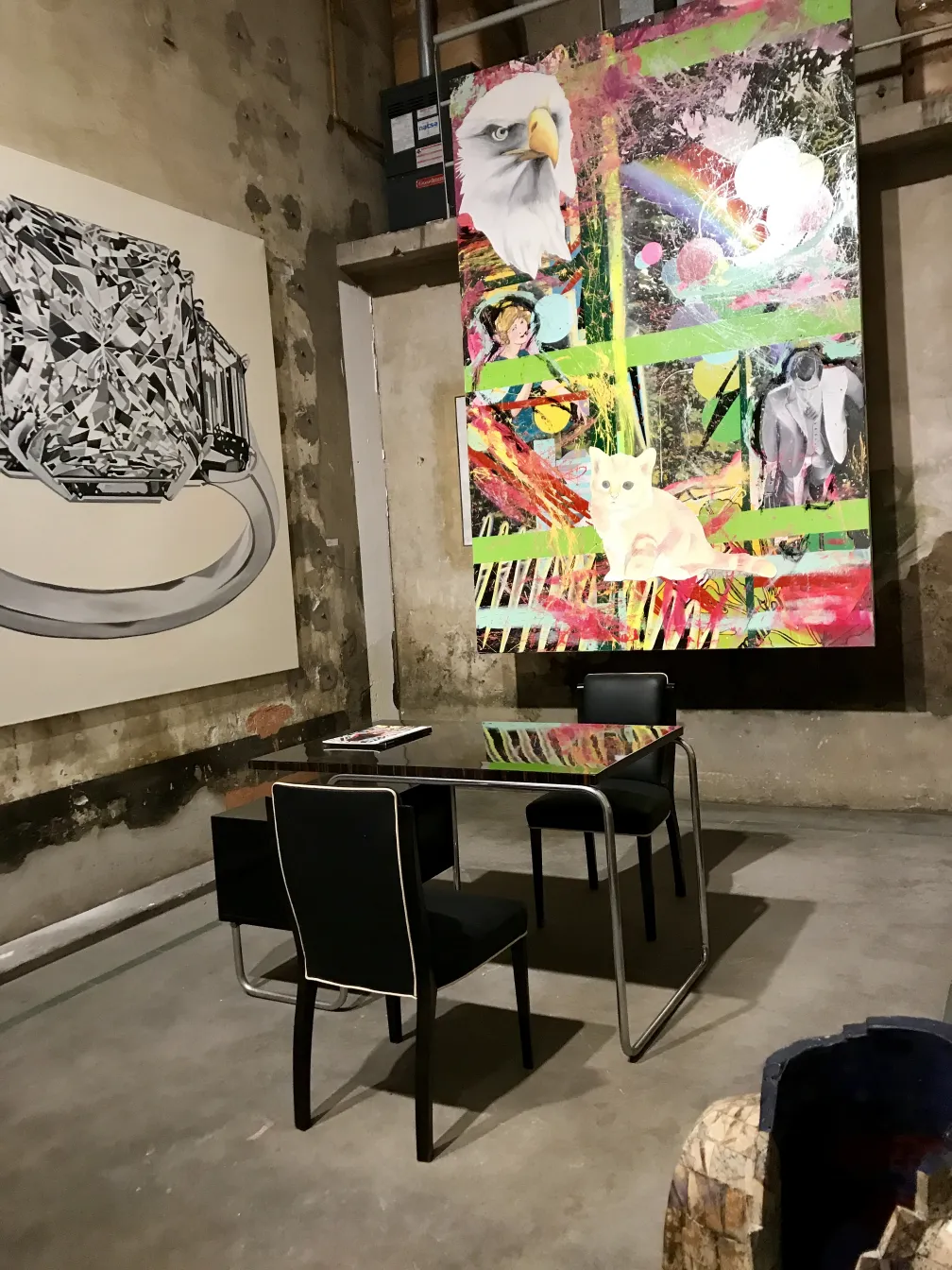 bureau ancien de Marcel Breuer avec des chaises noires dans un cadre artistique