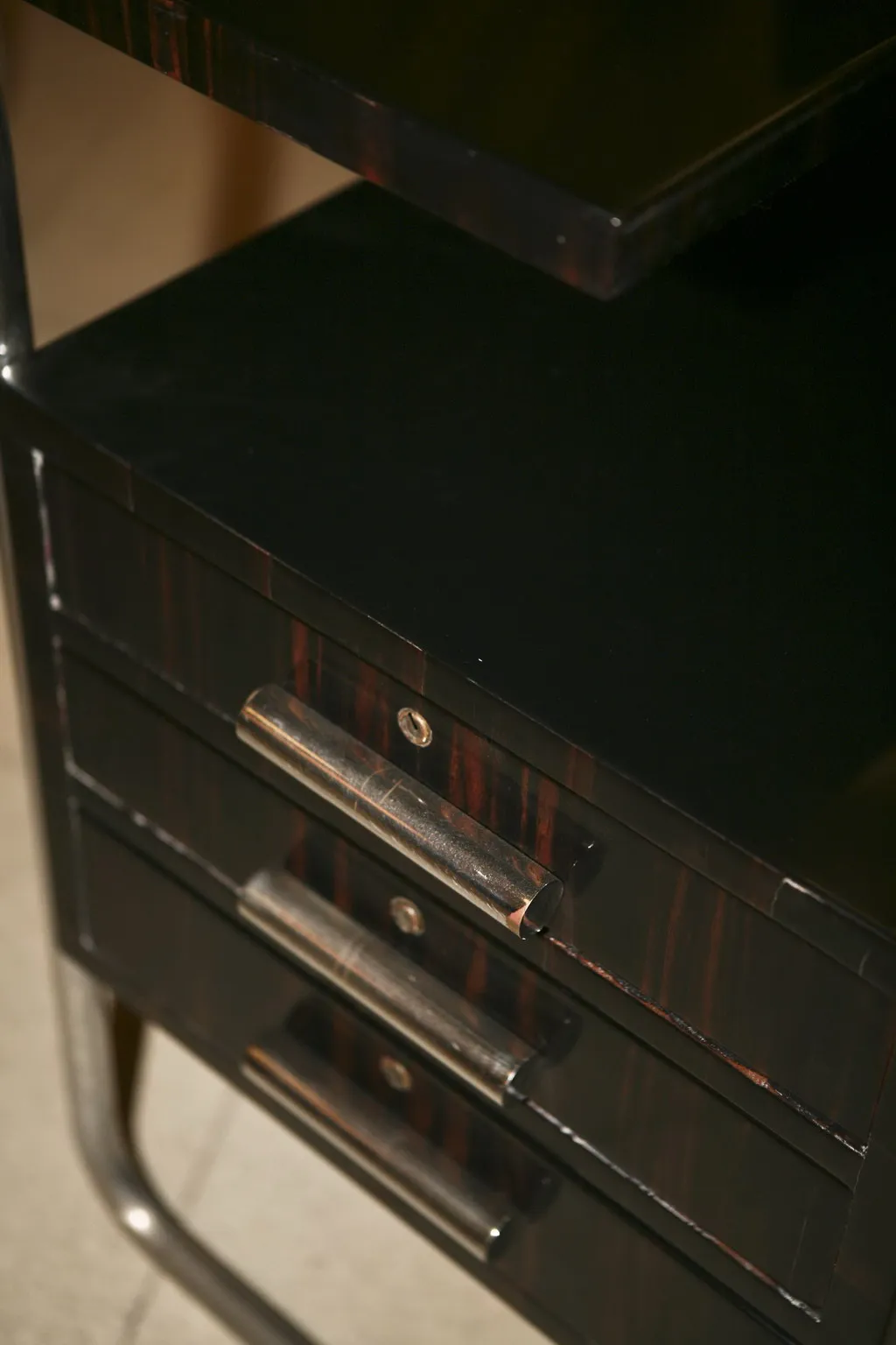 bureau ancien de marcel breuer avec plusieurs tiroirs