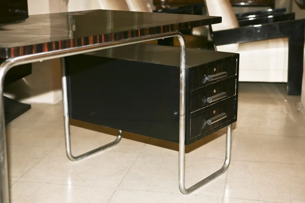 escritorio antiguo de marcel breuer con diseño funcional y cajones