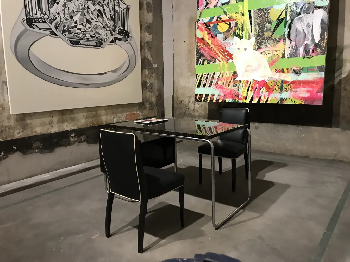 antiker rechteckiger Schreibtisch mit Stühlen, zeitgenössische Kunst an der Wand