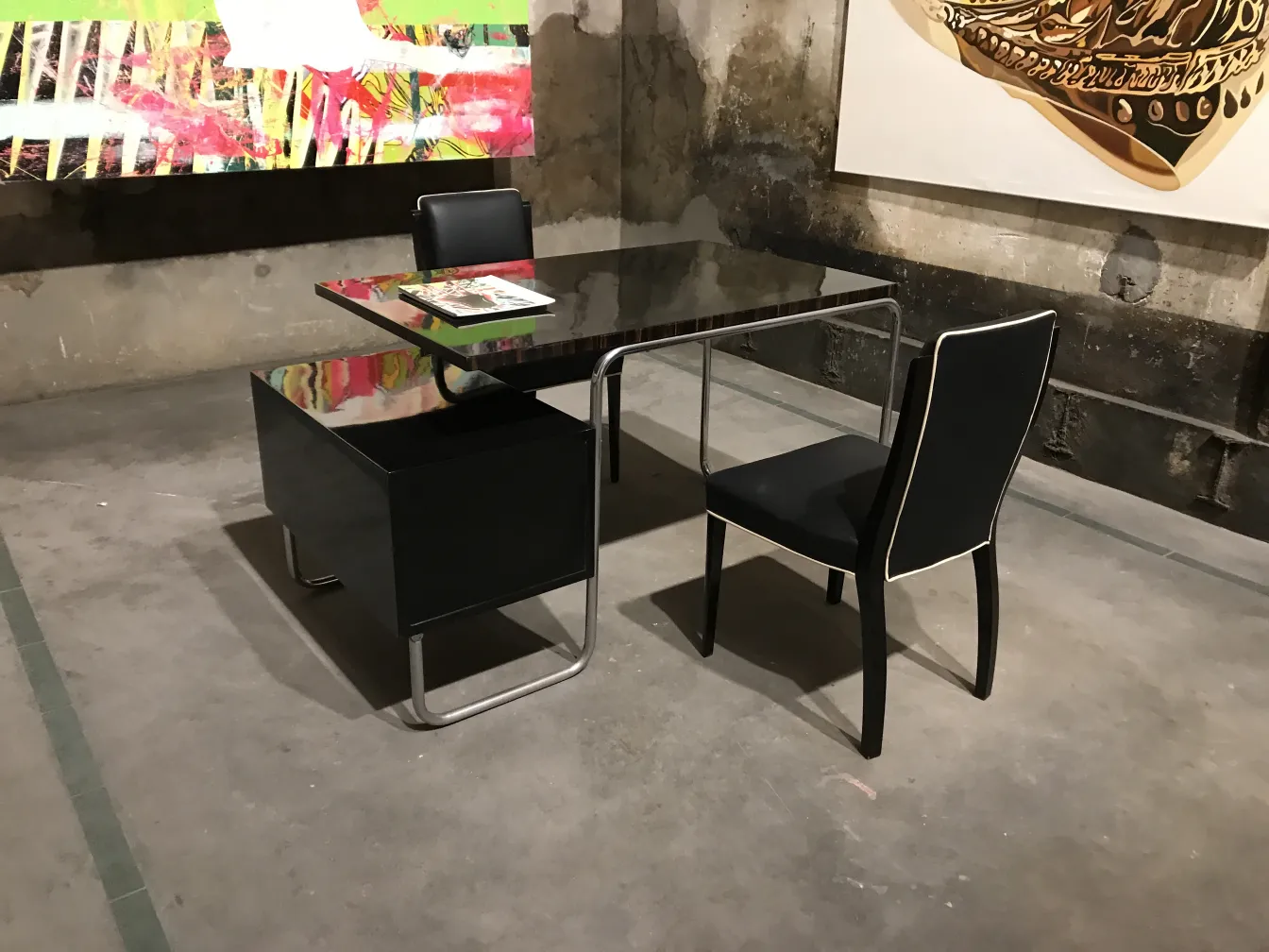 scrivania antica con dettagli unici e decorazioni artistiche