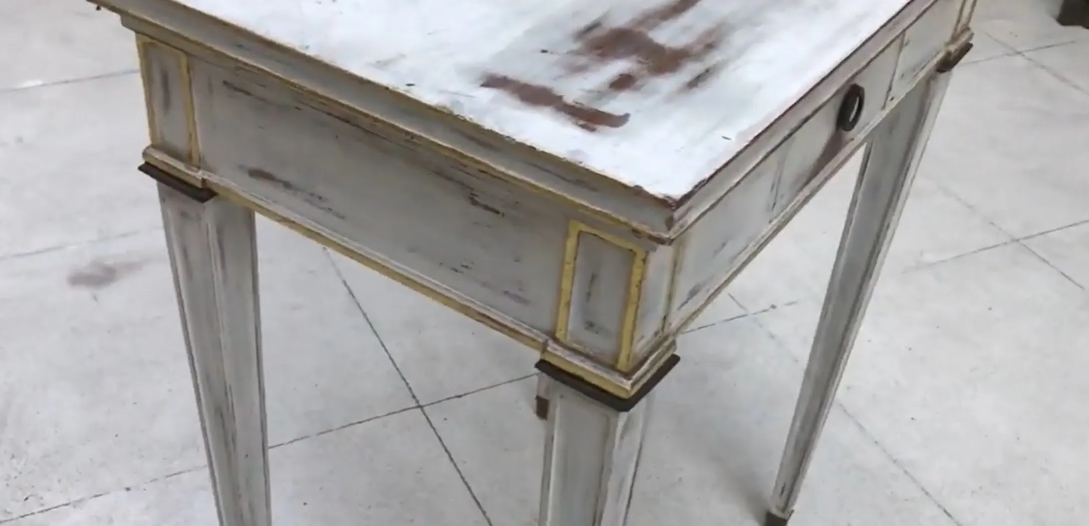 escritório antigo branco com detalhes dourados, em um ambiente neutro