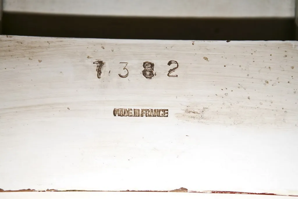 détail d'un bureau ancien français avec des marques en bois