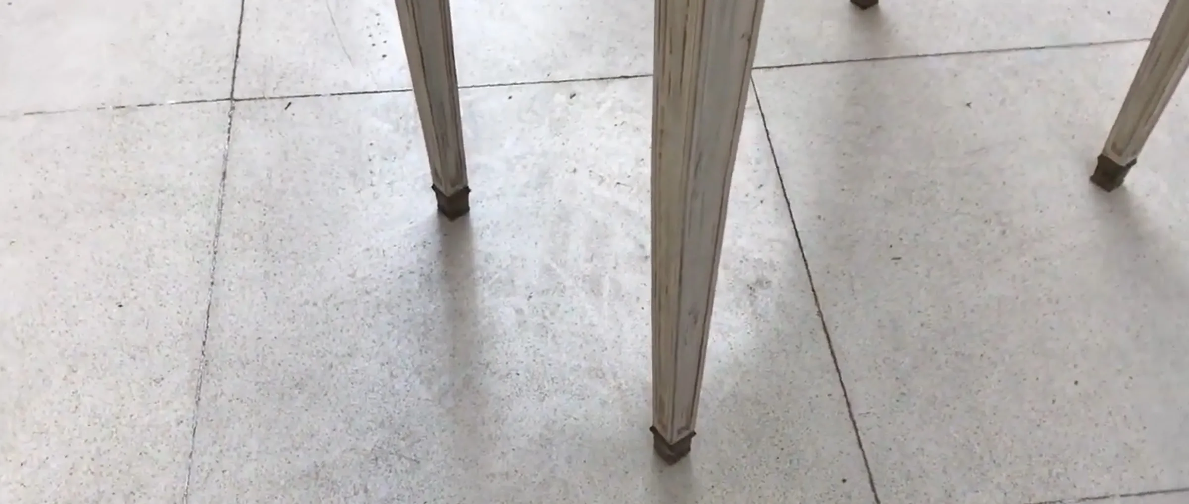 Elegante scrivania antica con gambe uniche e sfondo chiaro