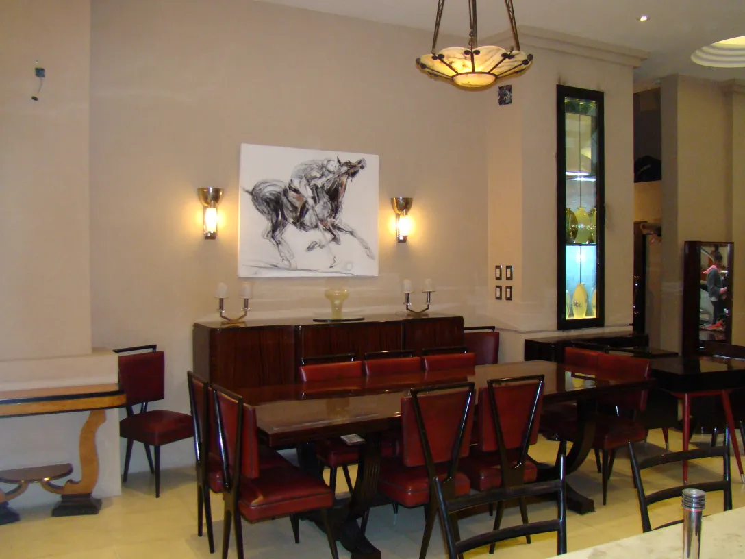 Lámpara de techo antigua en un comedor elegante