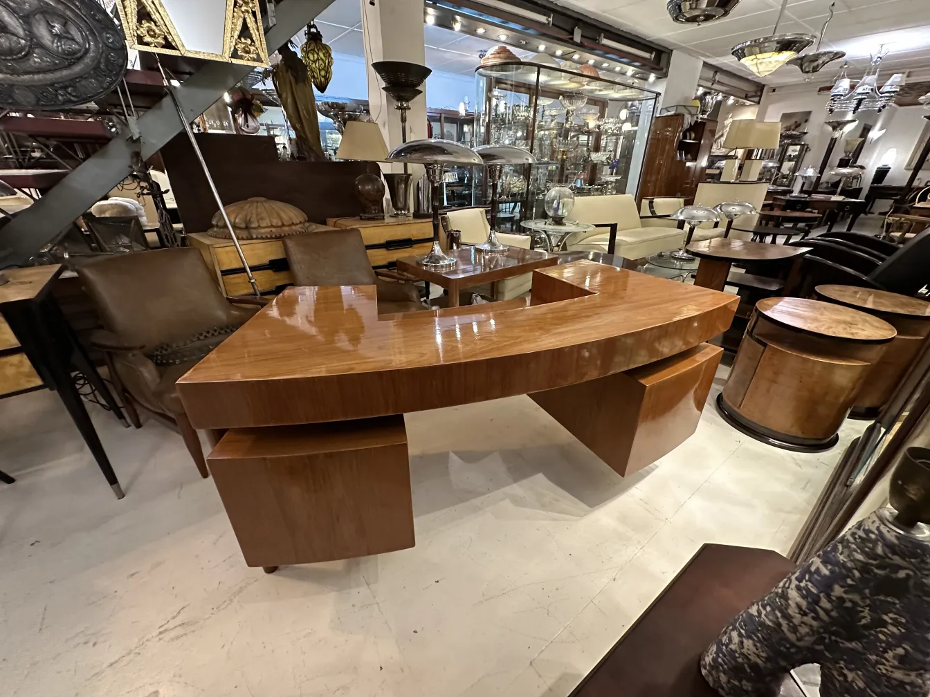 Bureau ancien en bois de forme moderne, entouré de meubles élégants