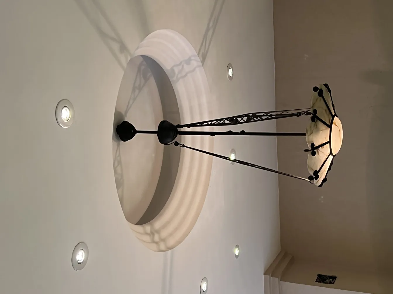 Lâmpada de teto antiga com design clássico em um ambiente