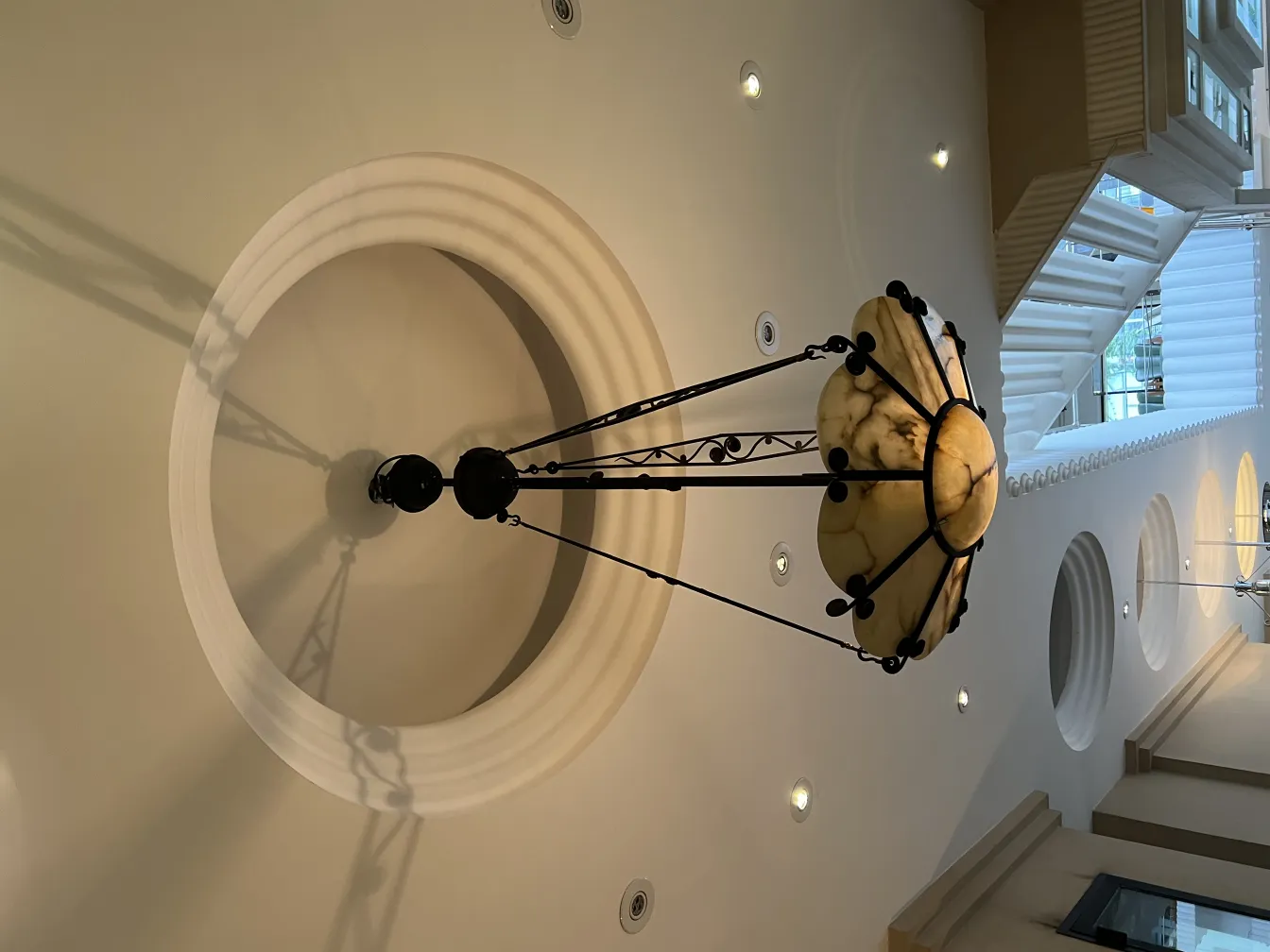 古董吊灯带大理石灯罩，背景明亮。