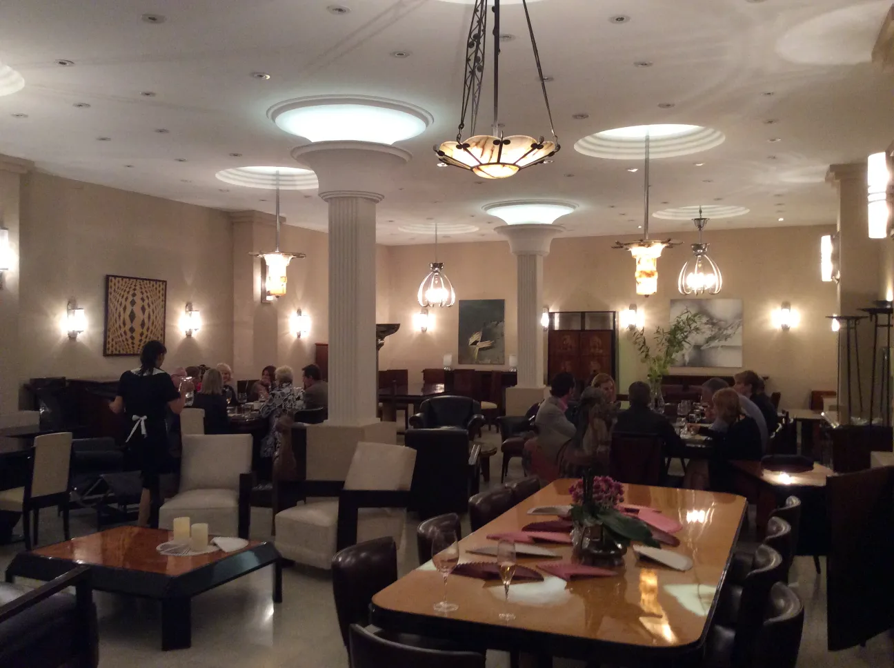 lampada de teto antiga em um ambiente de restaurante elegante