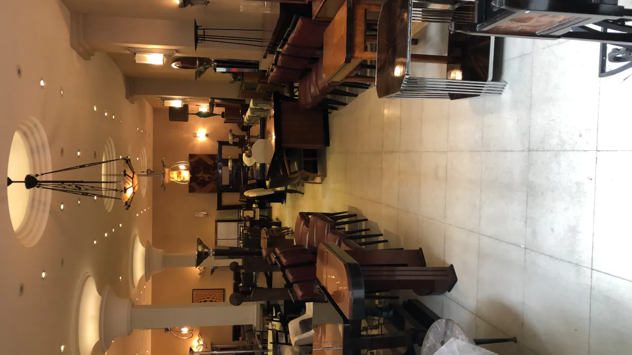 lampada a sospensione antica in una sala da pranzo elegante con mobili vari