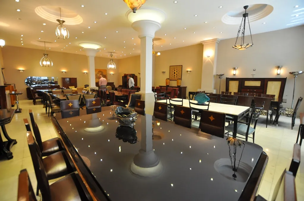 Antike Hängelampe in einem eleganten Wohnzimmer mit Stühlen.