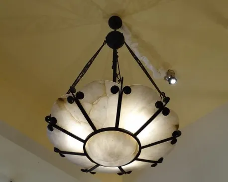 Lâmpada de teto antiga com design em forma de flor, elegante.