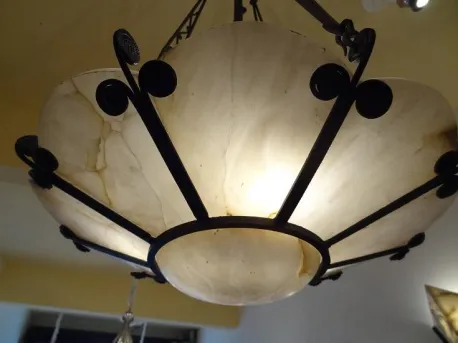 Lâmpada de teto antiga com design especial e luz quente