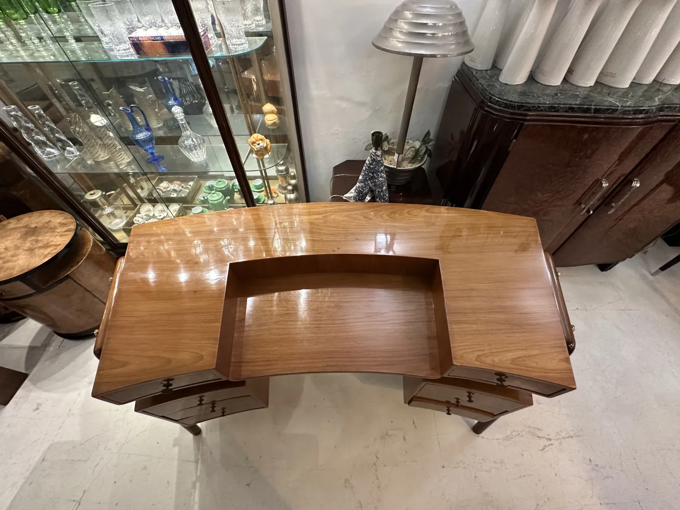 Scrivania in legno antico con stile elegante e organizer