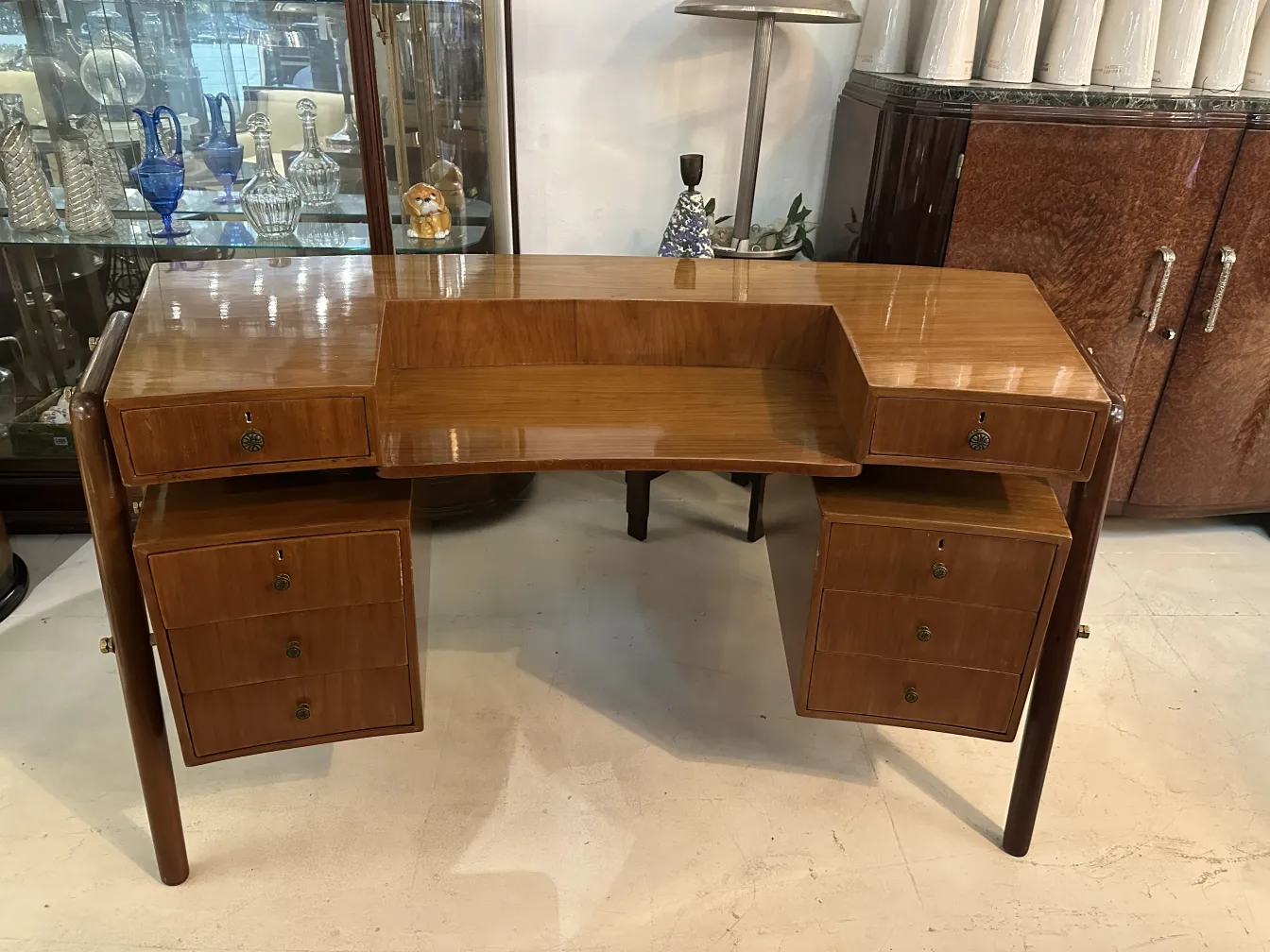 Bureau ancien avec deux tiroirs dans une ambiance chaleureuse.