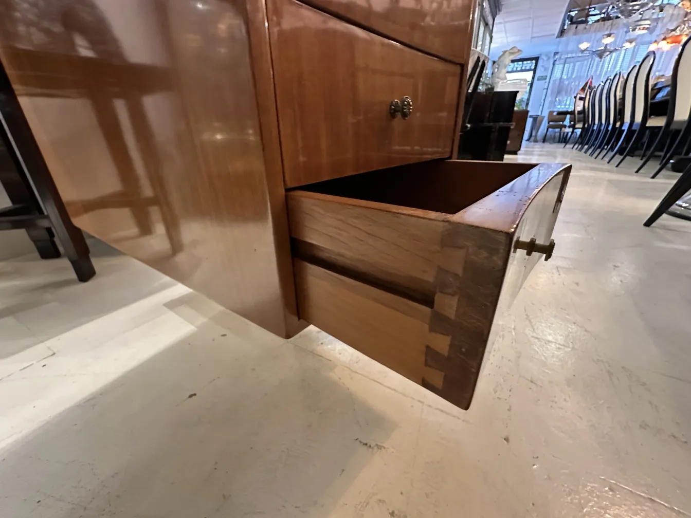 Bureau ancien avec un tiroir ouvert, marqué par le temps.