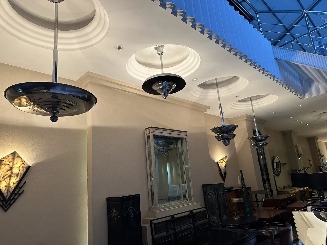 Lámpara de techo antigua con diseño elegante en ambiente elegante