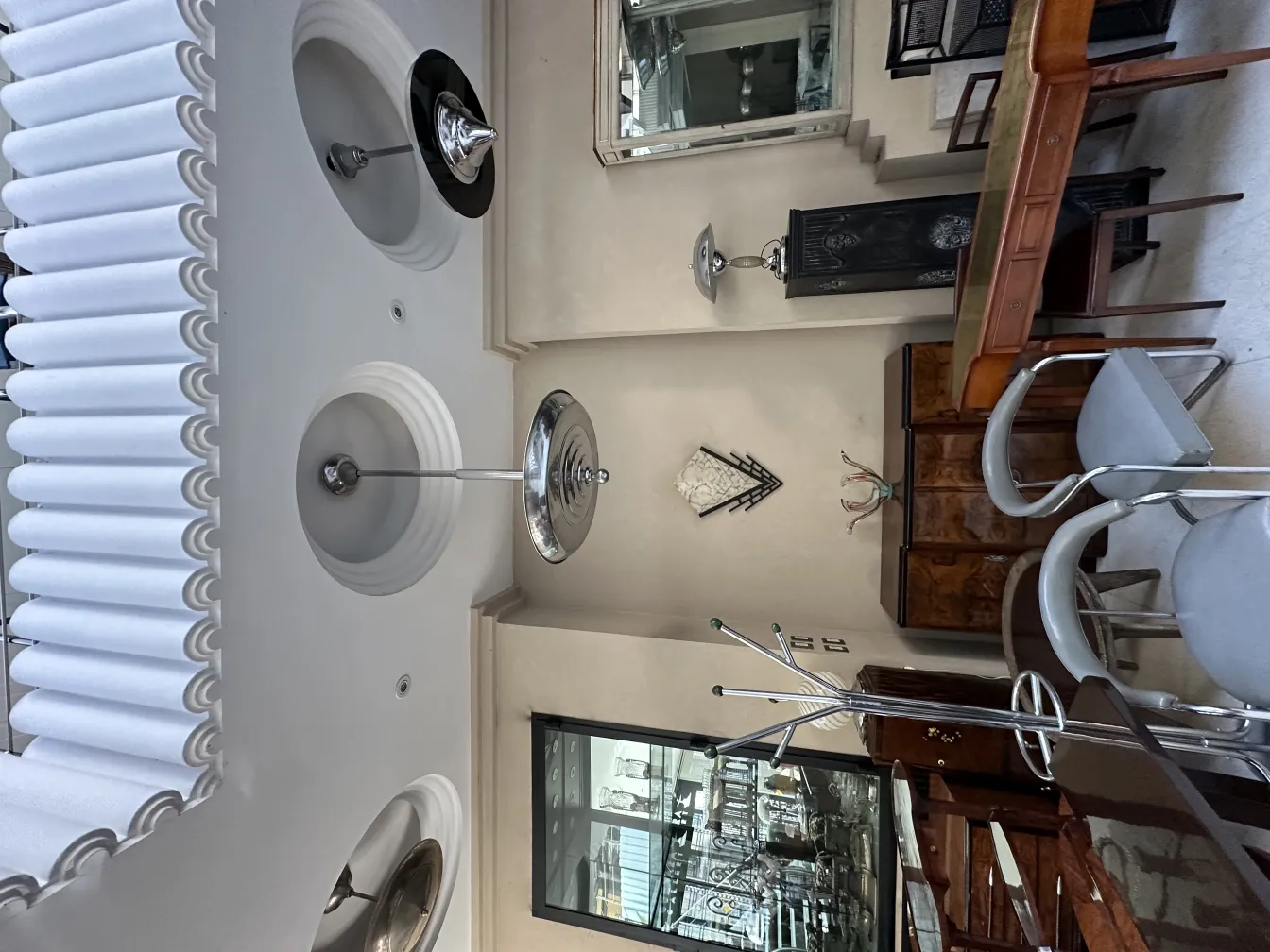 Lampada a sospensione antica con design elegante, decorativa e funzionale.