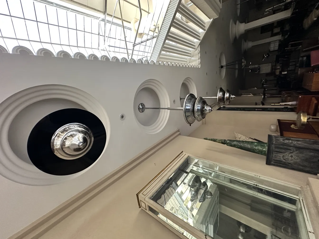 Antiga lâmpada de teto em um elegante ambiente interno. Estilo clássico com iluminação suave.