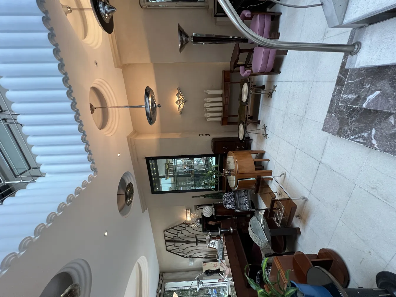 مصباح معلق قديم بتصميم أنيق في أجواء مريحة.