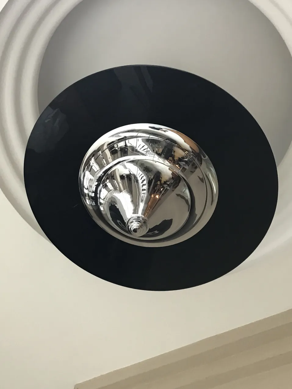 Lampada a sospensione antica con design nero e lucido, elegante.