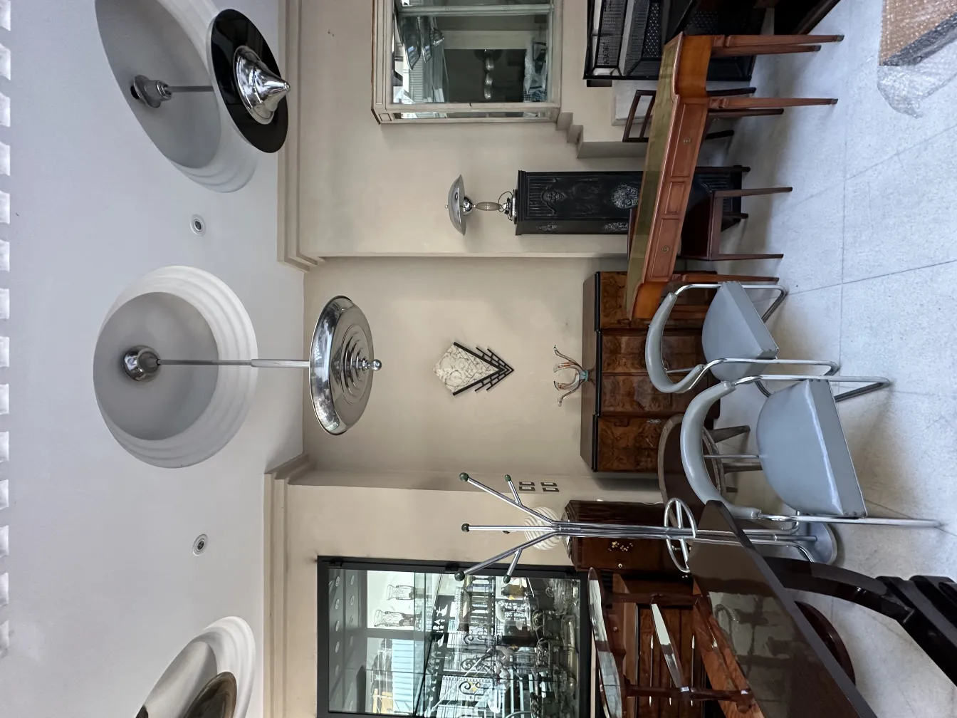 Antike Hängelampe in einem Wohnzimmer mit Holzmöbeln.