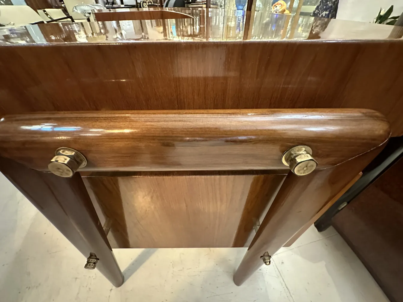 Bureau ancien en bois brillant avec des détails dorés dans un cadre accueillant.