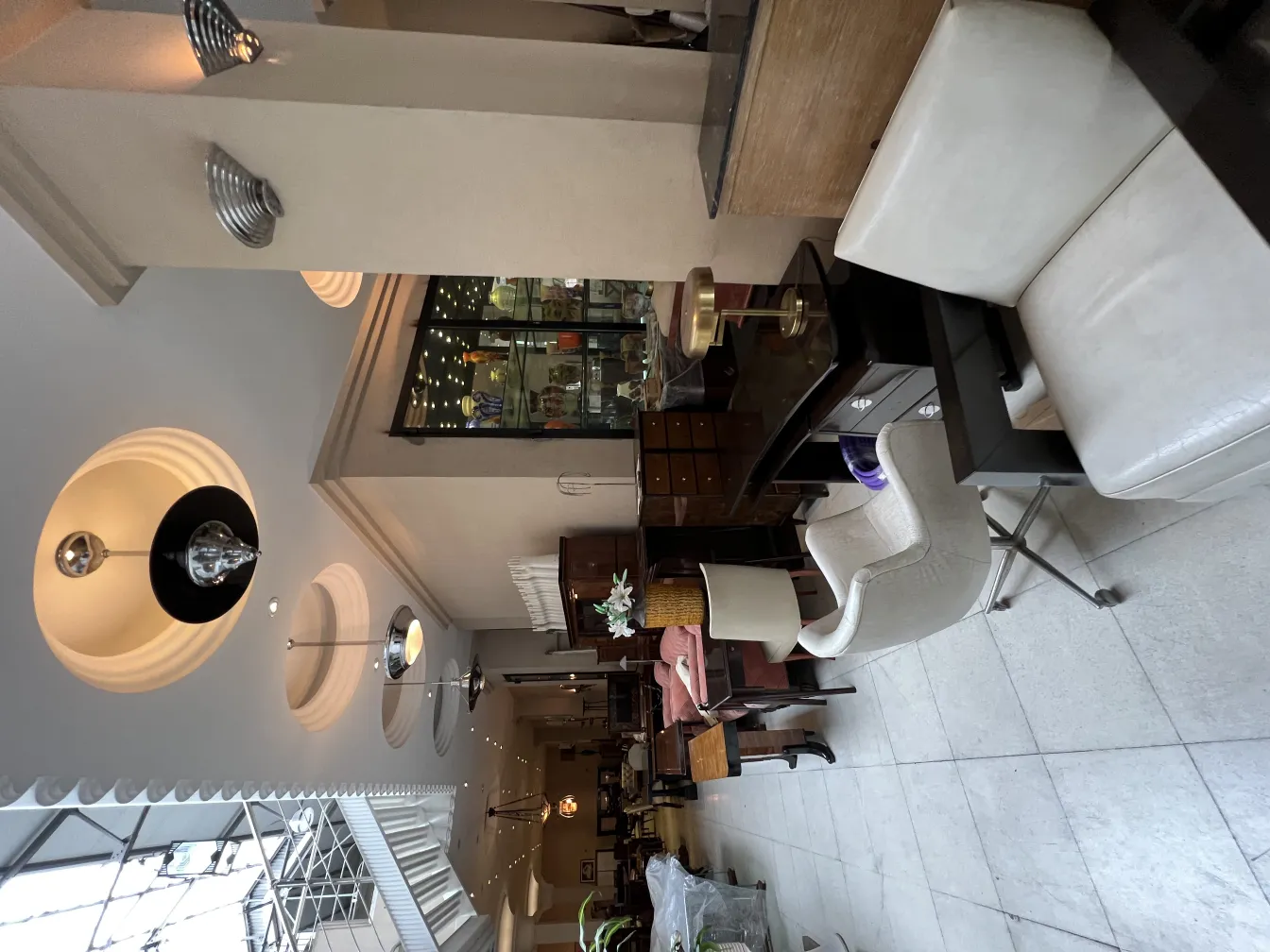 Lámpara de techo antigua en un ambiente elegante con mobiliario vintage