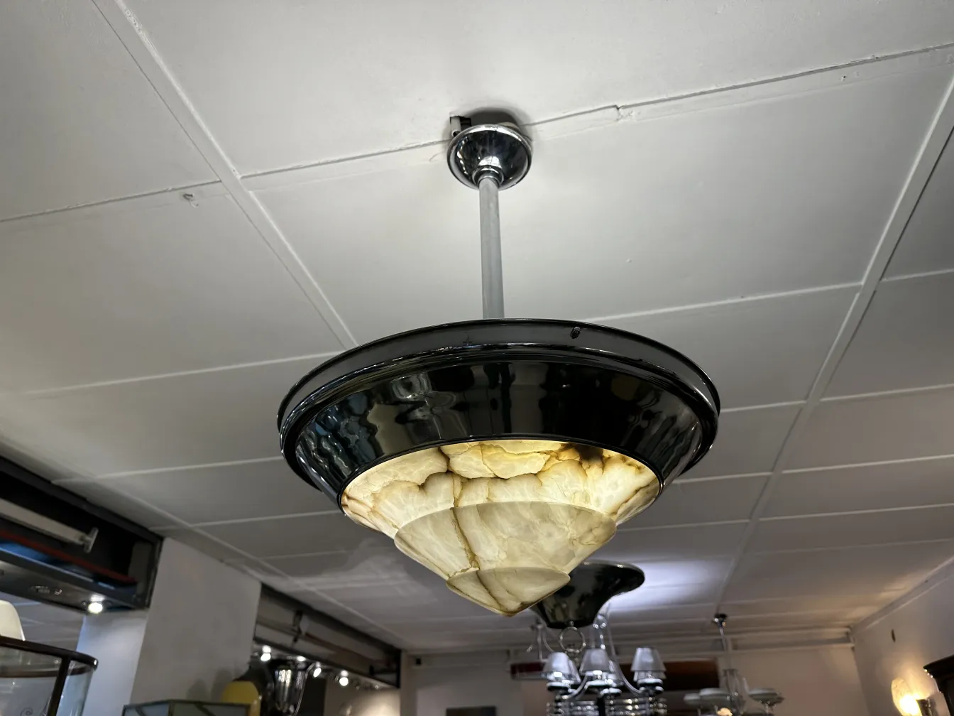 lampada a sospensione antica in un ambiente elegante