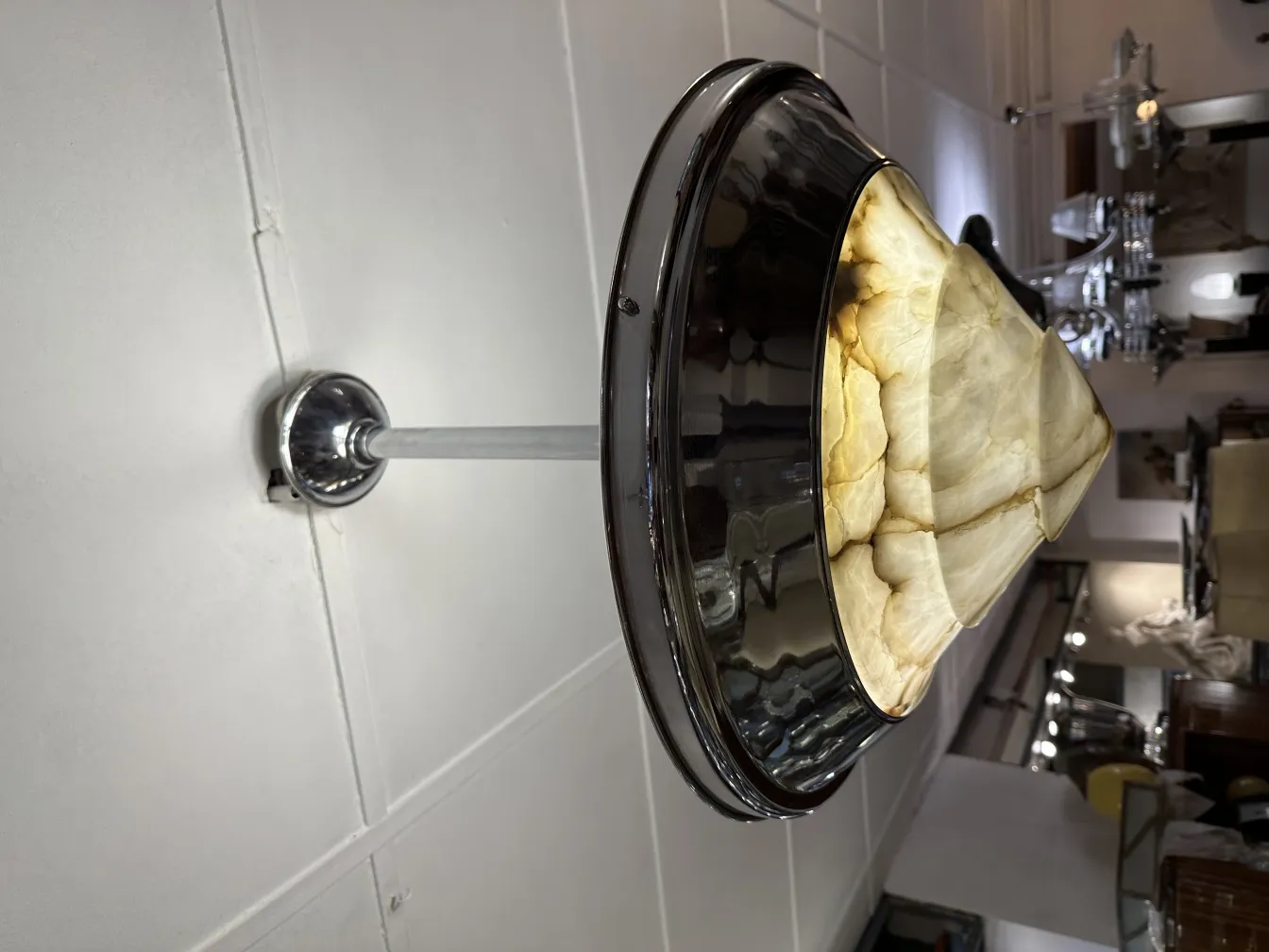 アンティークハンギングランプが洗練された環境で暖かい光を放つ。