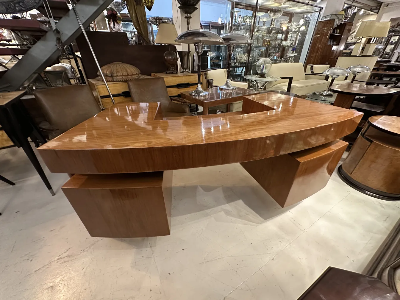 bureau en bois ancien avec design moderne, chaise en cuir