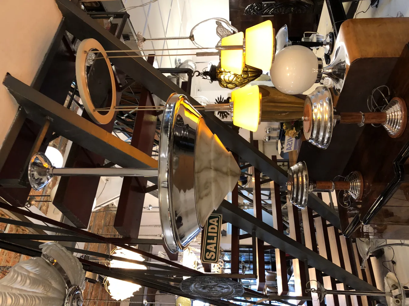 Lâmpada de teto antiga com design elegante e colorido, iluminando o ambiente