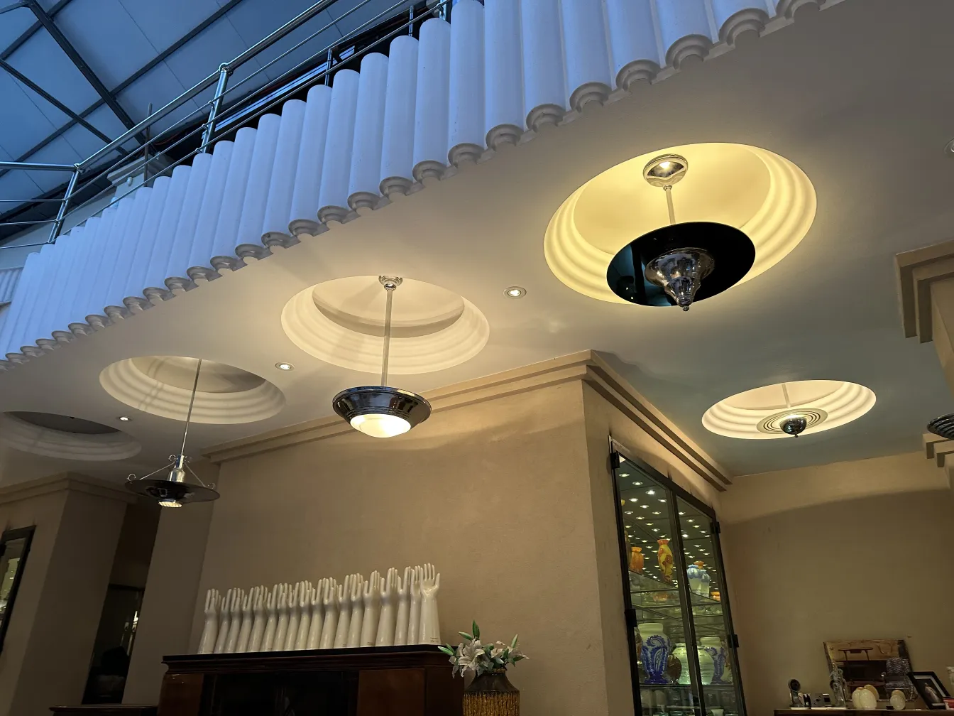 Lustre ancien avec un design élégant et une décoration moderne.