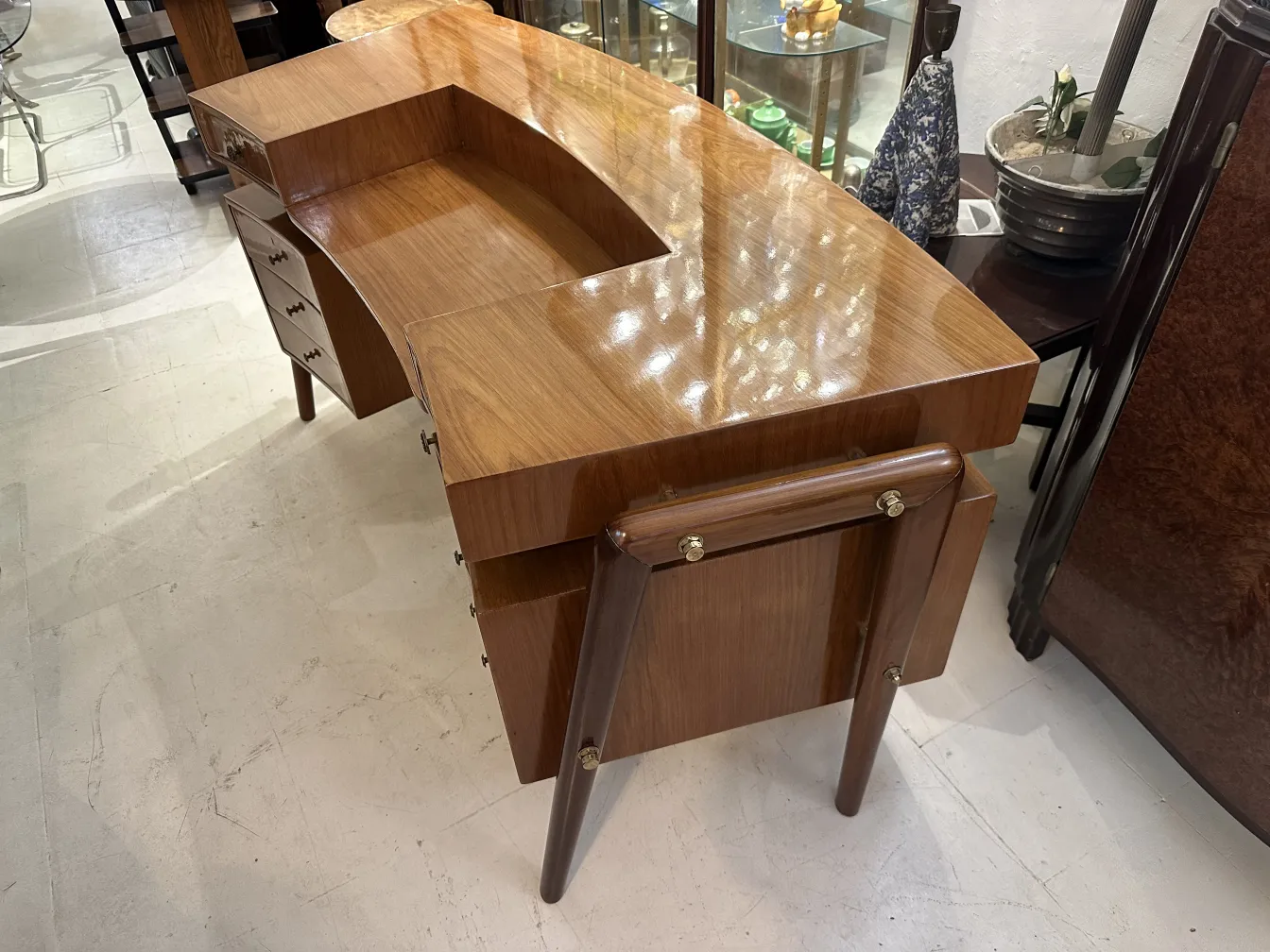 Antiker Schreibtisch mit einzigartiger Form, eleganten Schubladen und Beinen.