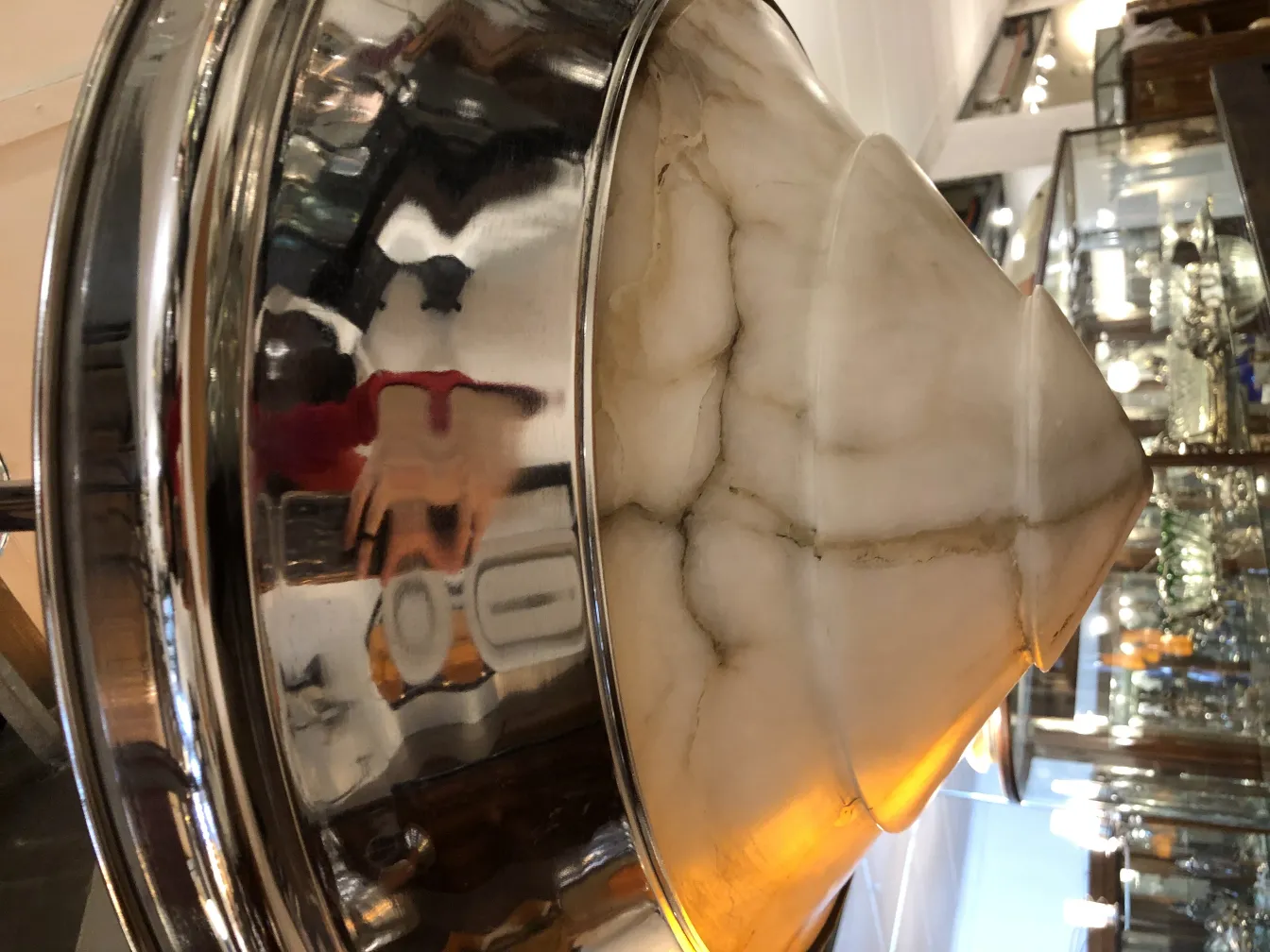 Lustre ancien avec finition brillante, éclairant l'espace.