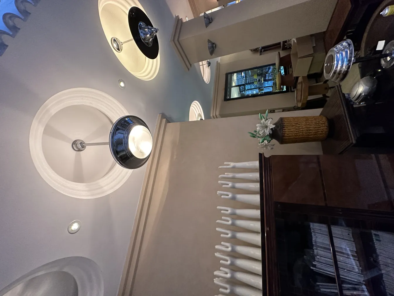 Lampada a sospensione antica con luce morbida, design elegante, ambiente accogliente.