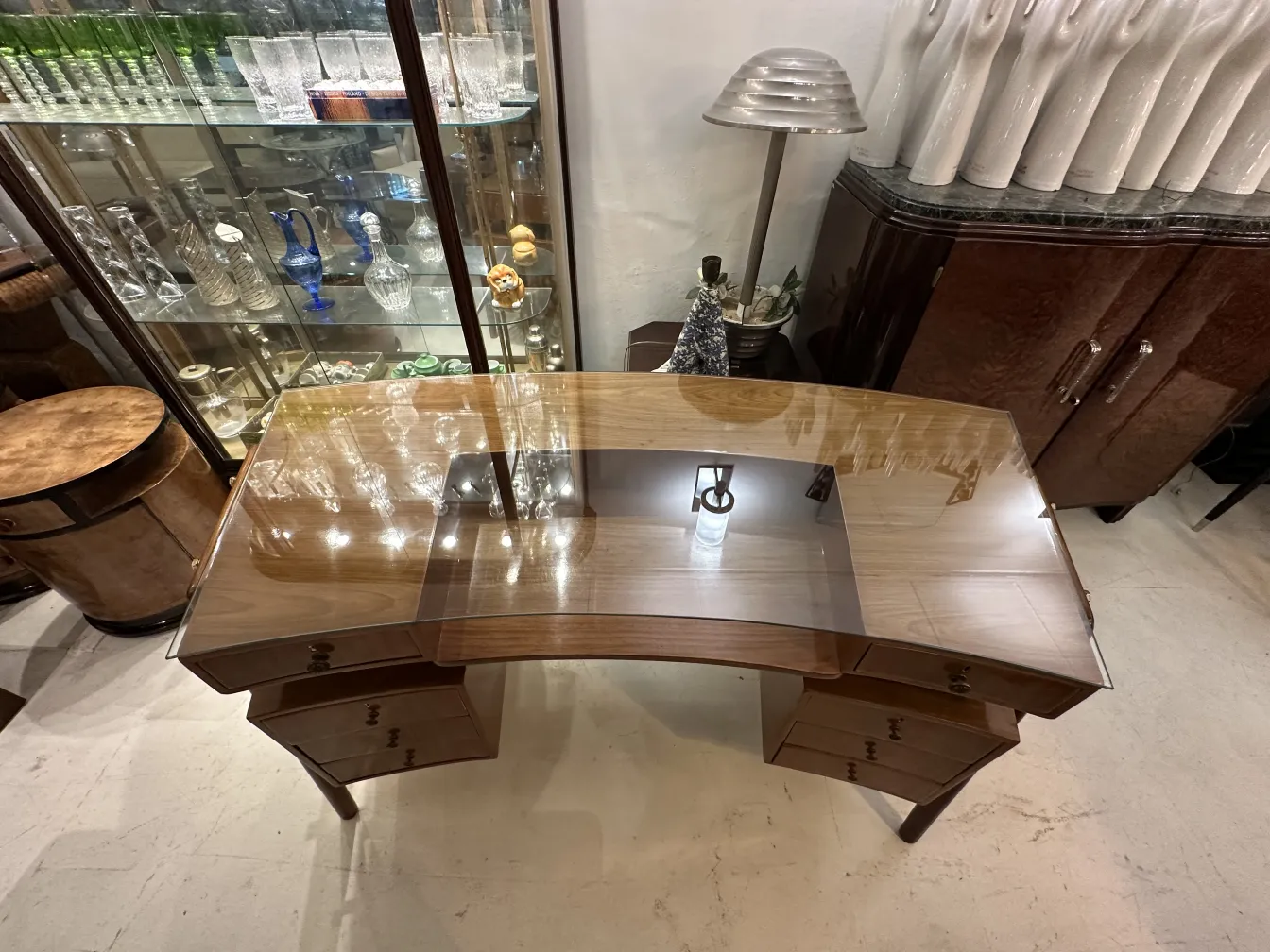 Escritorio antigo com duas gavetas em um ambiente elegante.