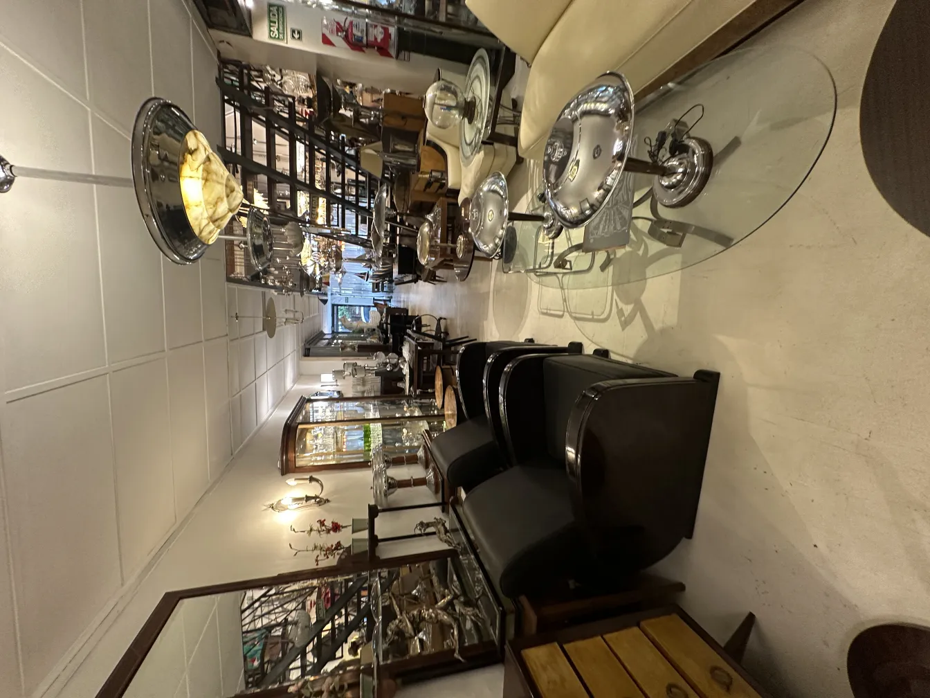 古董吊灯，经典设计，在一家古董店里。