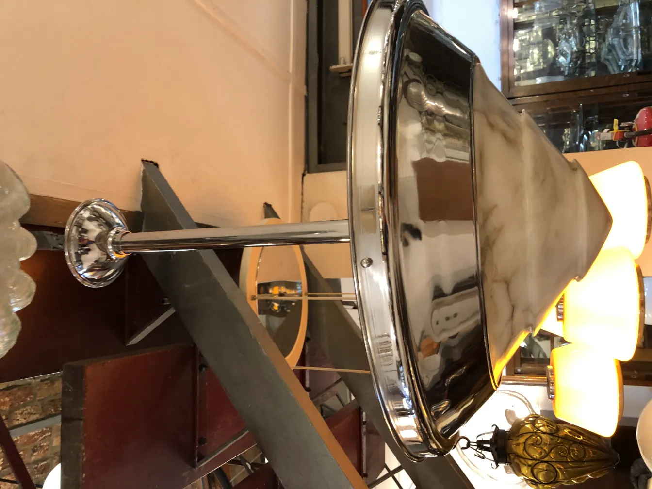 古典的な環境にエレガントなデザインのアンティークハンギングランプ