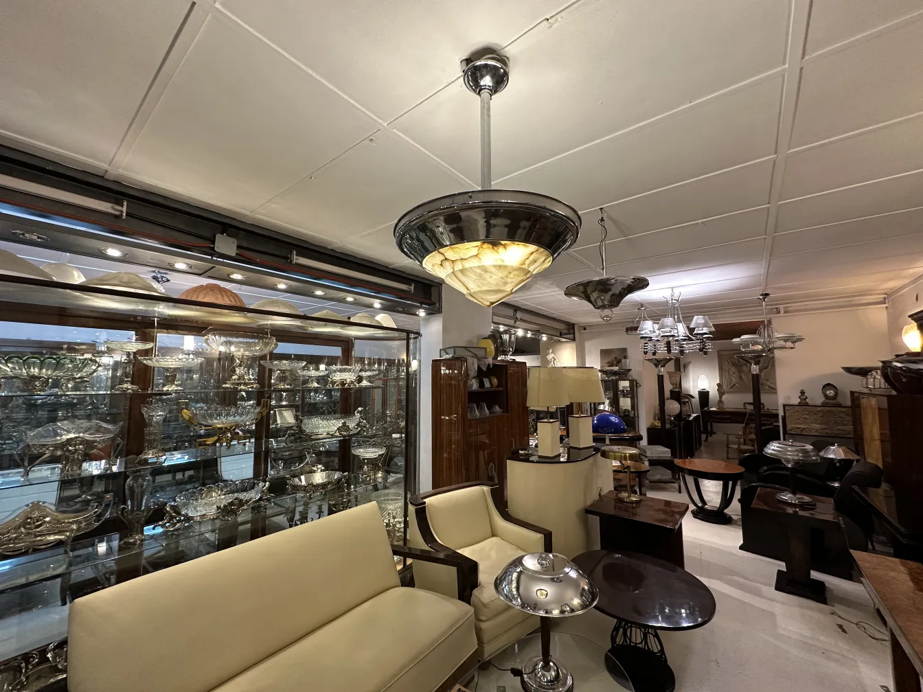 पुरानी लटकती हुई दीपक, सुरुचिपूर्ण डिज़ाइन और गर्म रोशनी।