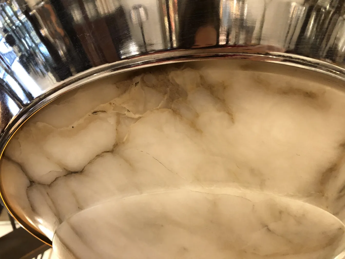 Lampada a sospensione antica brillante in un ambiente elegante.