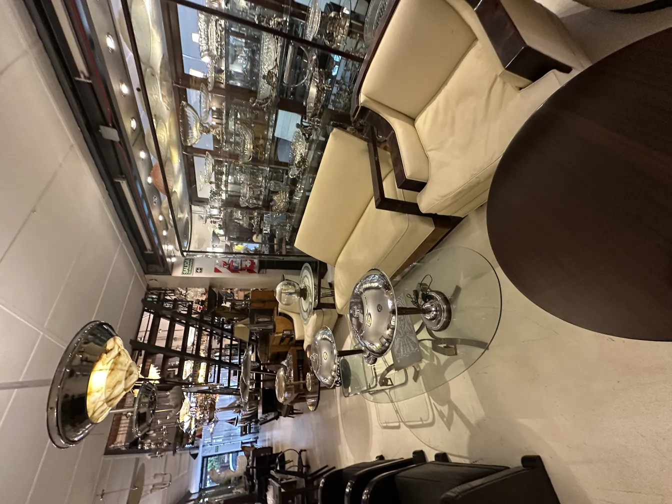 lámpara de techo antigua elegante en un ambiente acogedor con sillones