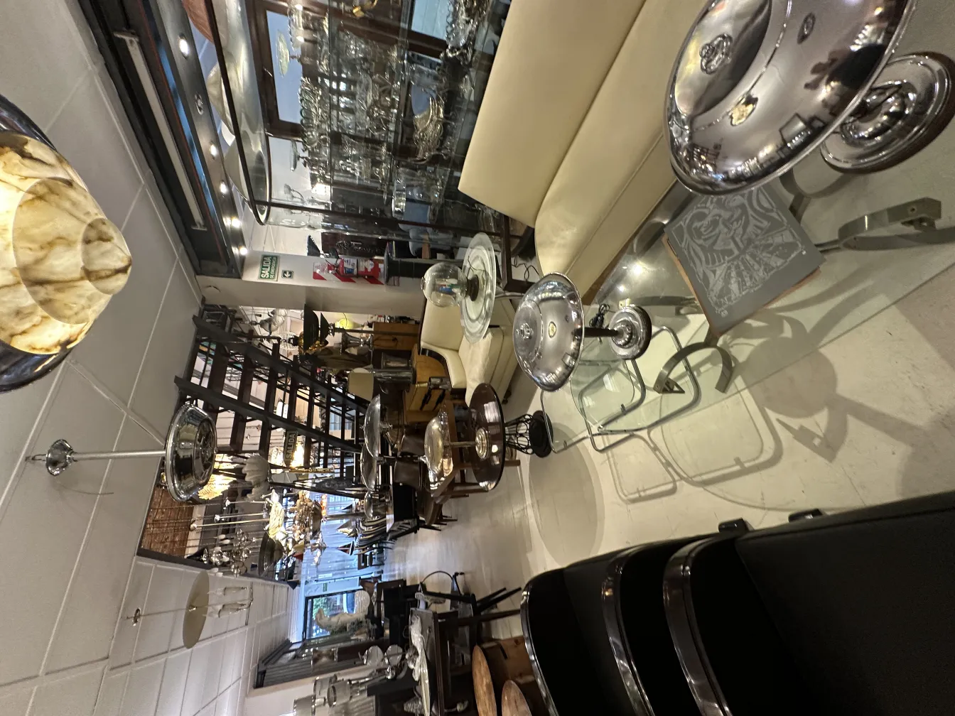 장식적인 환경 속 고풍스러운 교수형 램프