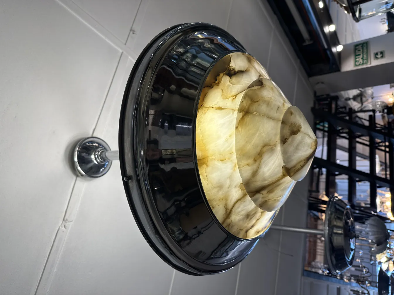 Lampada a sospensione antica con tonalità chiare, illumina con stile.