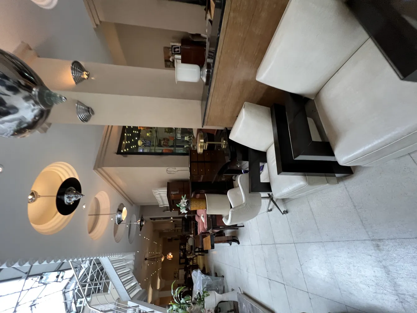 Antike Hängelampe mit elegantem Design in einem gemütlichen Ambiente